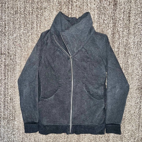 Lululemon Athletica Full Zip Cozy Cuddle Up Jacket in Heathered Gray - Picture 2 of 11